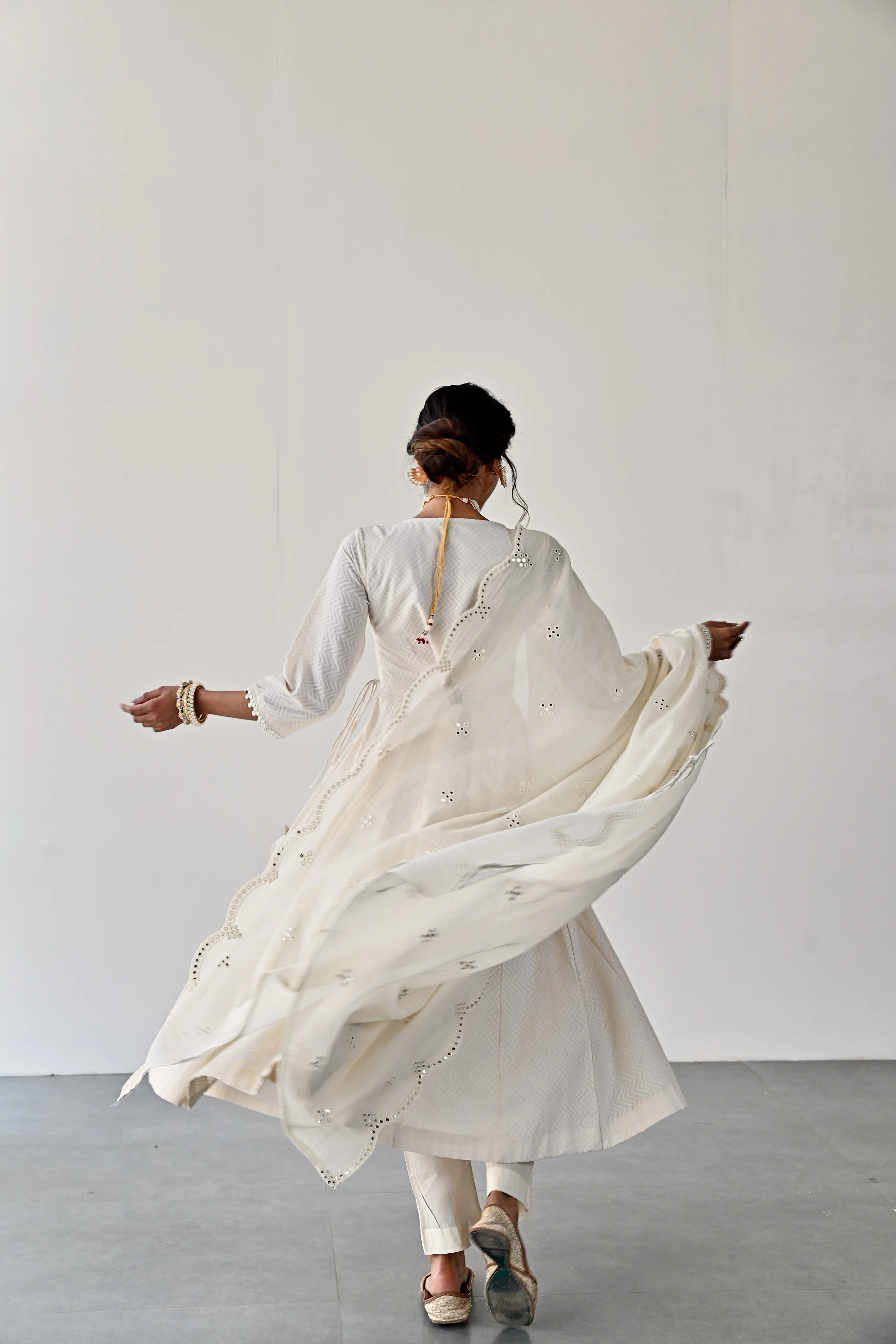 OFF-WHITE ANARKALI DRESS WITH SCALLOP DUPATTA